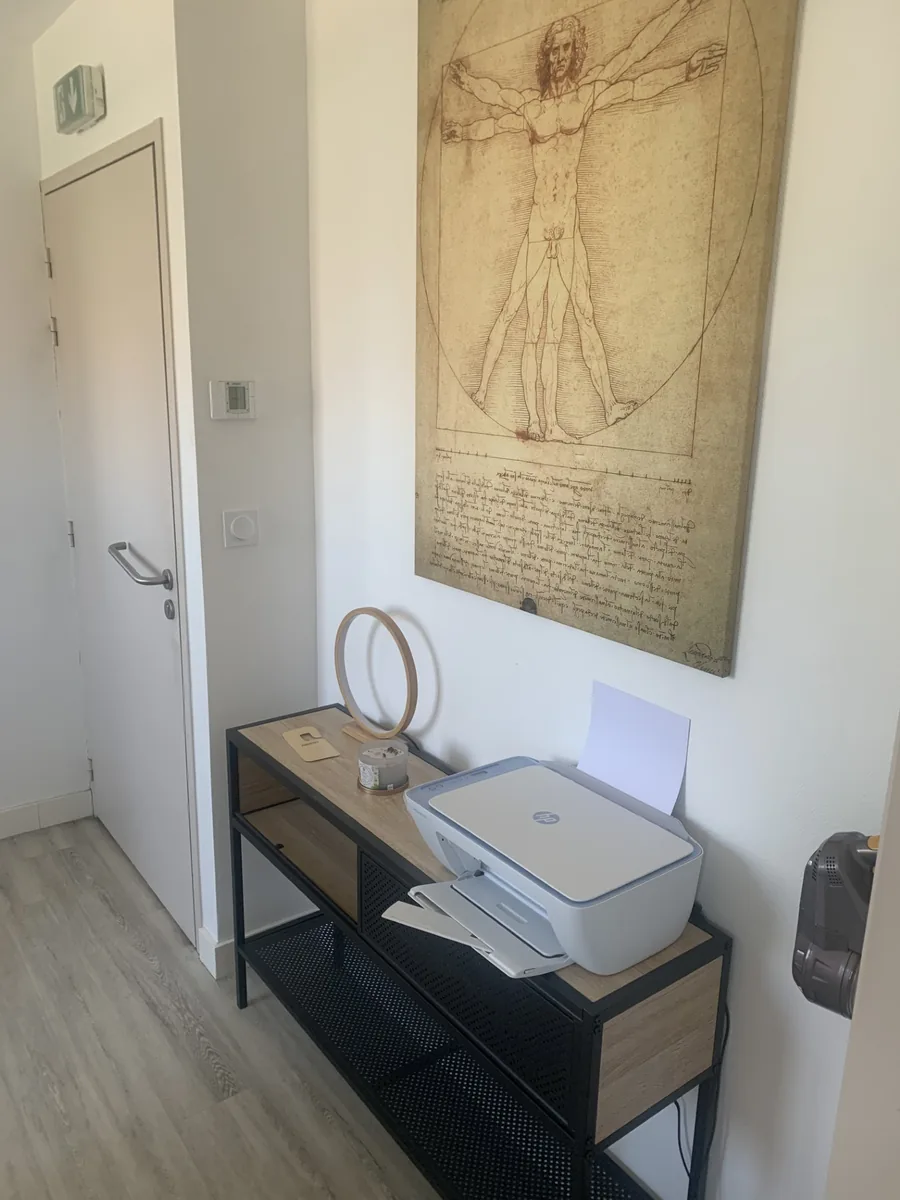 Espace intérieur du cabinet de Johann Carralero, Ostéopathe D.O., avec affiche anatomique